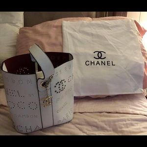Bucket style purse